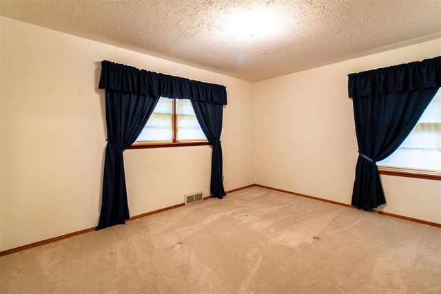 216 W Coe Drive, Midwest City, OK 73110