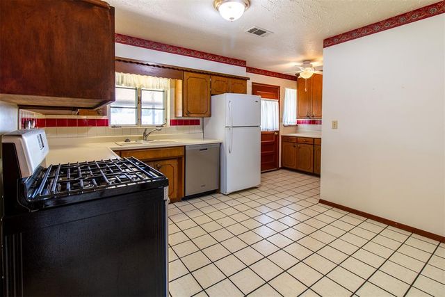 216 W Coe Drive, Midwest City, OK 73110