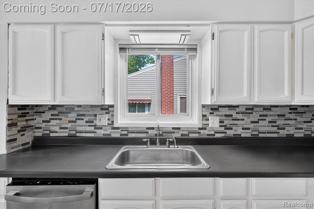 903 Bernie Lane, Madison Heights, MI 48071