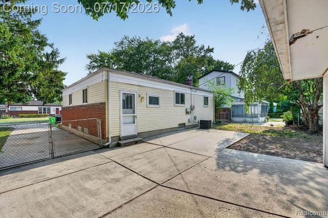 903 Bernie Lane, Madison Heights, MI 48071
