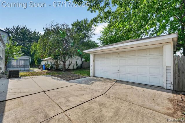 903 Bernie Lane, Madison Heights, MI 48071