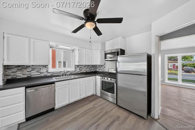 903 Bernie Lane, Madison Heights, MI 48071