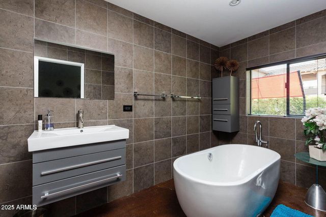 5002 N 38TH Place, Phoenix, AZ 85018