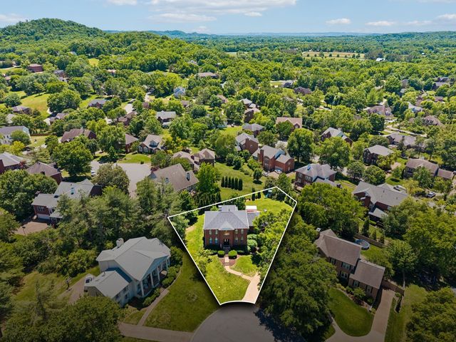 911 Riverbend Rd, Nashville, TN 37221