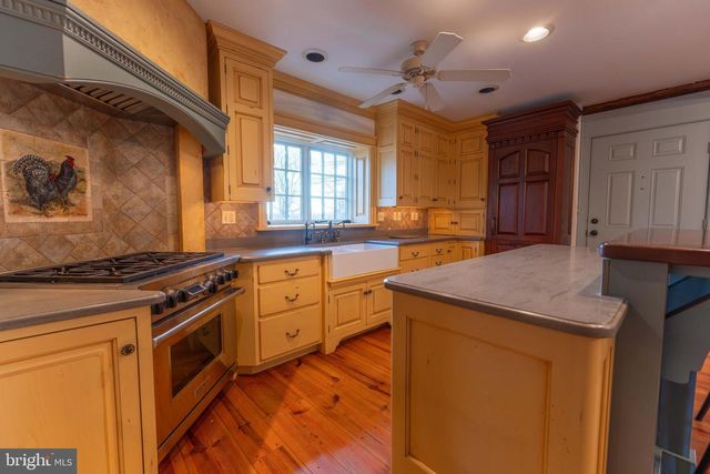 1122 W TRINDLE RD, Mechanicsburg, PA 17055