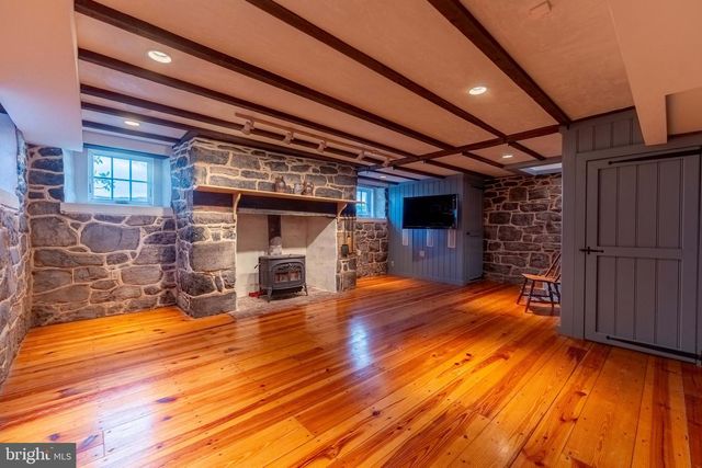 1122 W TRINDLE RD, Mechanicsburg, PA 17055
