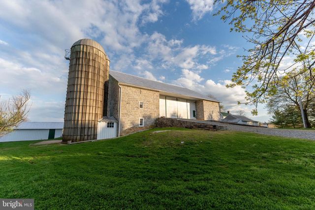 1122 W TRINDLE RD, Mechanicsburg, PA 17055