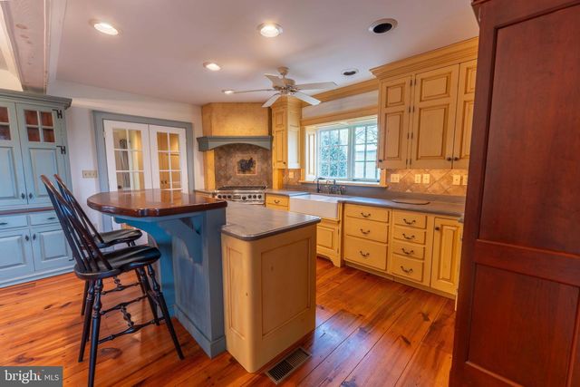 1122 W TRINDLE RD, Mechanicsburg, PA 17055
