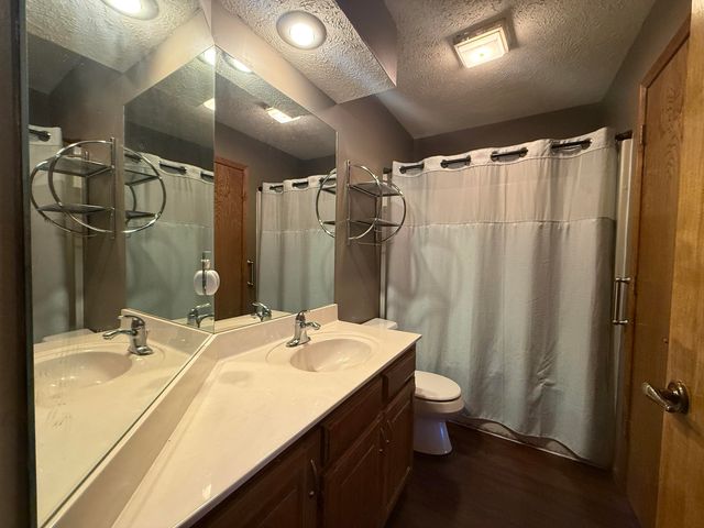 1418 E Woodgate Street, Springfield, MO 65804