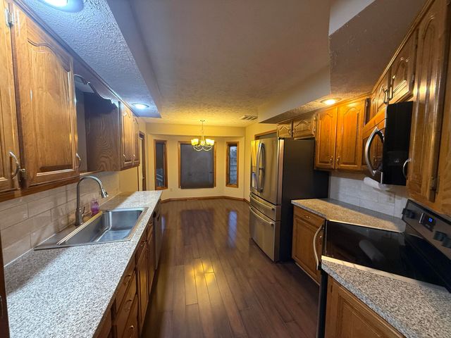 1418 E Woodgate Street, Springfield, MO 65804