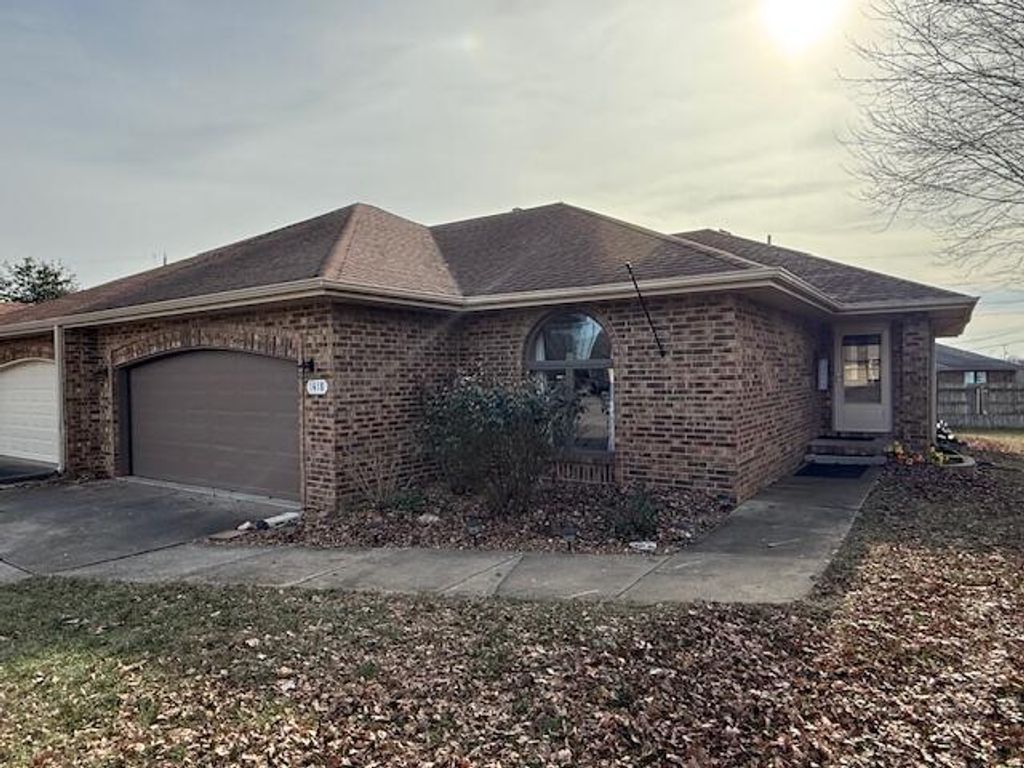 1418 E Woodgate Street, Springfield, MO 65804