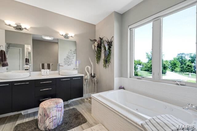 10147 Fieldcrest Lane, Ladue, MO 63124