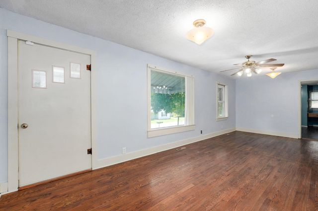 2119 West Farm Road 98, Springfield, MO 65803