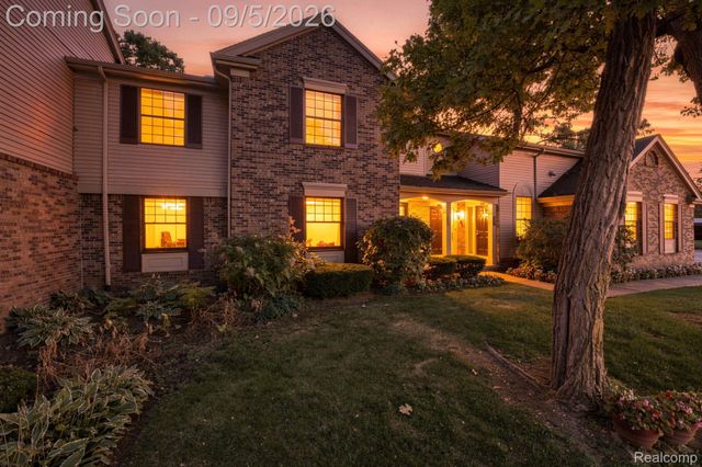 29690 Pine Ridge Circle, Farmington Hills, MI 48331