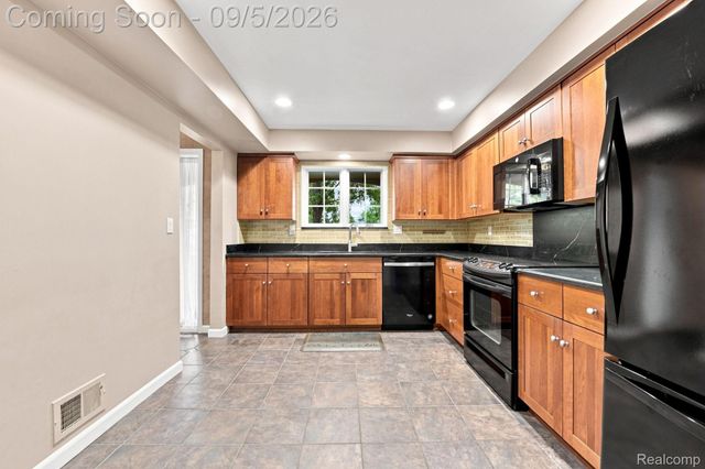 29690 Pine Ridge Circle, Farmington Hills, MI 48331