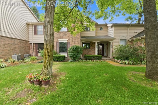 29690 Pine Ridge Circle, Farmington Hills, MI 48331