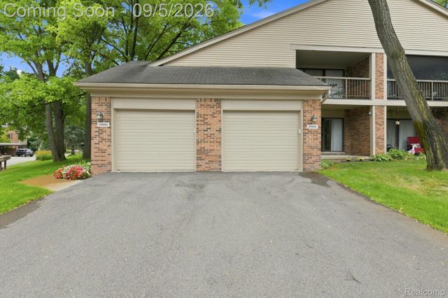 29690 Pine Ridge Circle, Farmington Hills, MI 48331