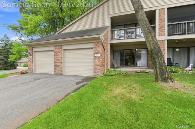 29690 Pine Ridge Circle, Farmington Hills, MI 48331