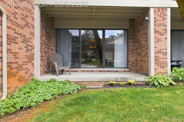 29690 Pine Ridge Circle, Farmington Hills, MI 48331