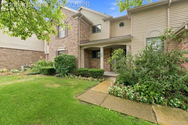 29690 Pine Ridge Circle, Farmington Hills, MI 48331