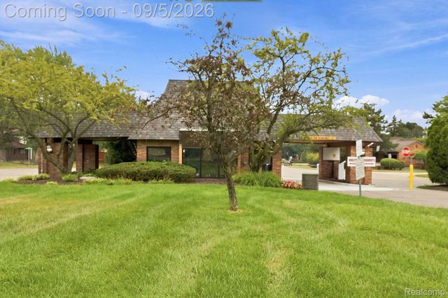 29690 Pine Ridge Circle, Farmington Hills, MI 48331