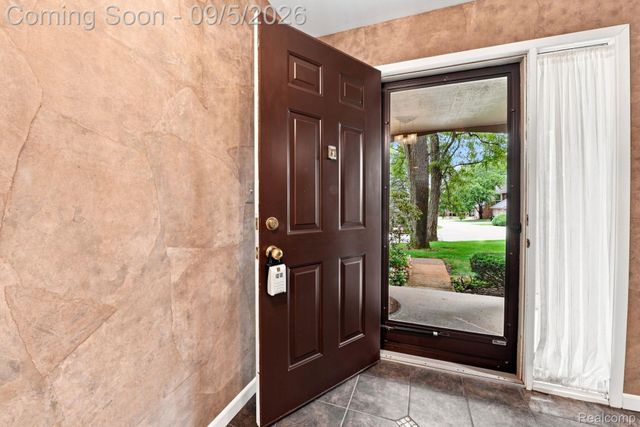 29690 Pine Ridge Circle, Farmington Hills, MI 48331