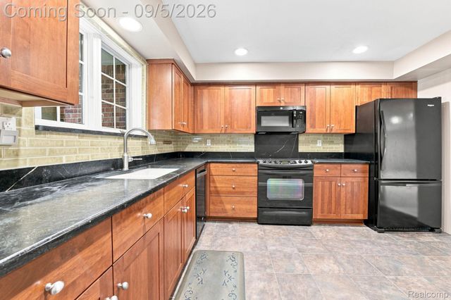 29690 Pine Ridge Circle, Farmington Hills, MI 48331