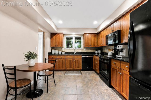 29690 Pine Ridge Circle, Farmington Hills, MI 48331