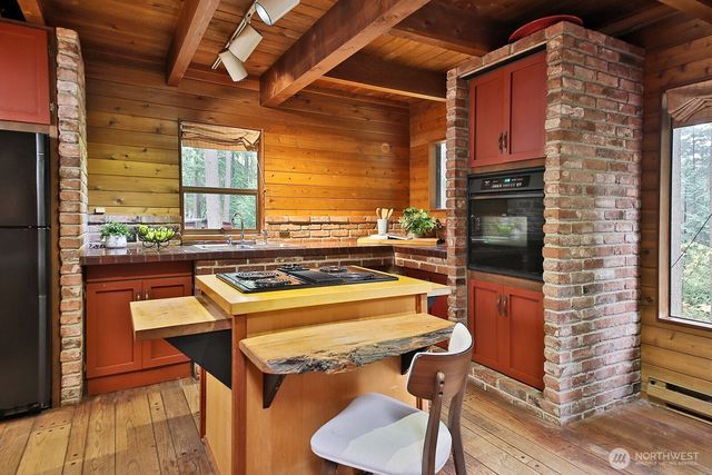 6991 High Meadow Drive, Clinton, WA 98236