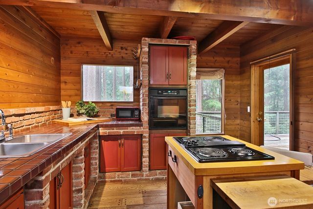 6991 High Meadow Drive, Clinton, WA 98236