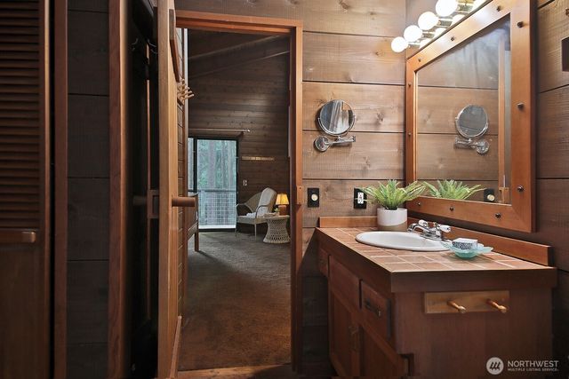 6991 High Meadow Drive, Clinton, WA 98236