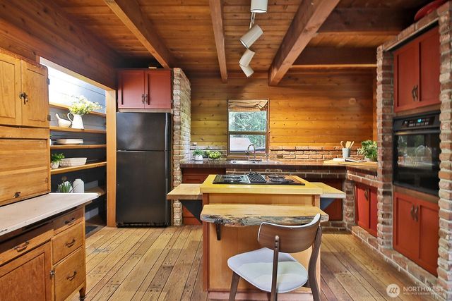 6991 High Meadow Drive, Clinton, WA 98236