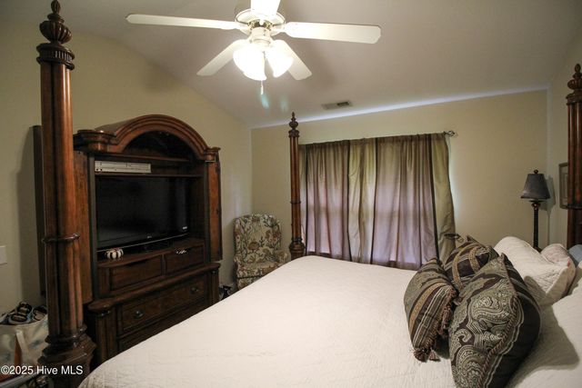 2412 King Richard Court E, Greenville, NC 27858