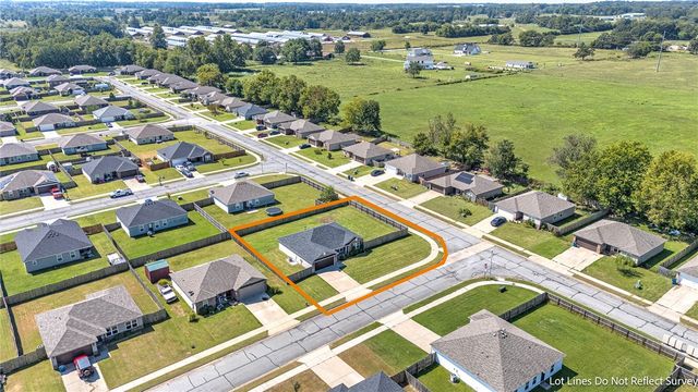 825 NW 67th Avenue, Bentonville, AR 72713