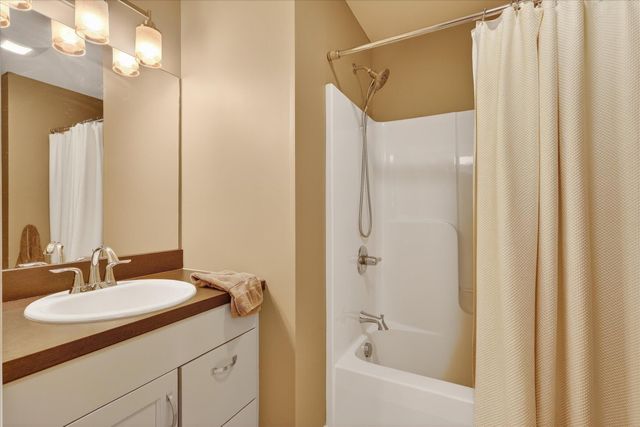 2022 Celadon Drive NE 106, Grand Rapids, MI 49525