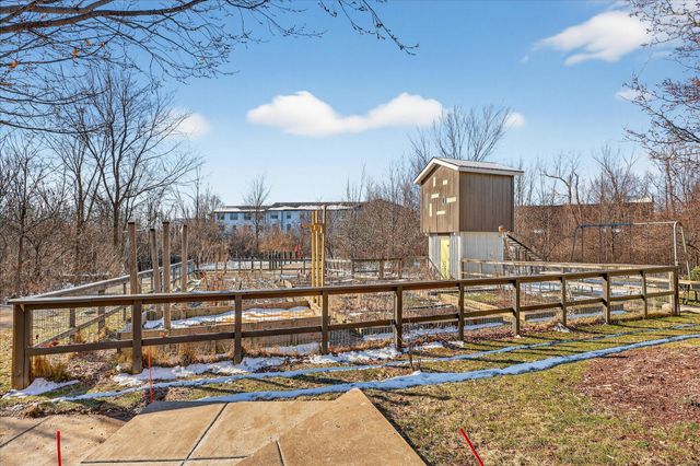 2022 Celadon Drive NE 106, Grand Rapids, MI 49525