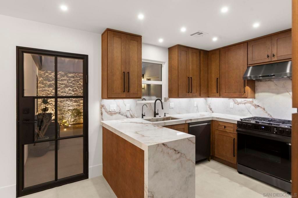 Image 4 of property listing at 3080 Lloyd St, San Diego, CA 92117