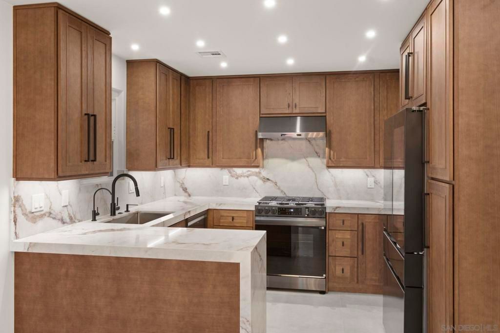 Image 5 of property listing at 3080 Lloyd St, San Diego, CA 92117