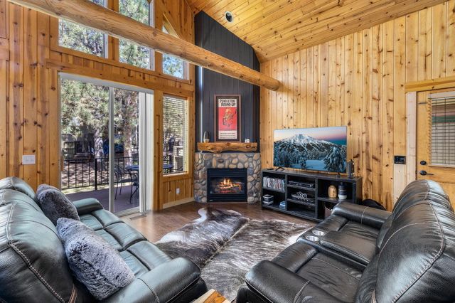 8811 Cliff Swallow Drive, Redmond, OR 97756