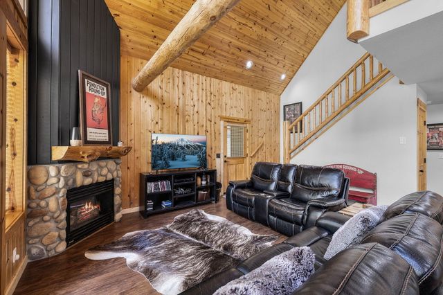 8811 Cliff Swallow Drive, Redmond, OR 97756