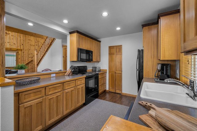 8811 Cliff Swallow Drive, Redmond, OR 97756