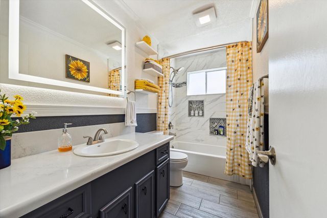 1926 Meadow Creek Drive, Pearland, TX 77581