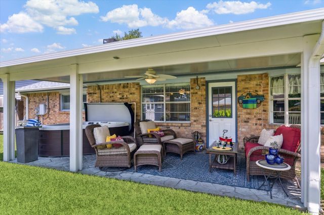 1926 Meadow Creek Drive, Pearland, TX 77581