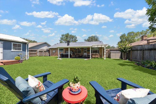 1926 Meadow Creek Drive, Pearland, TX 77581