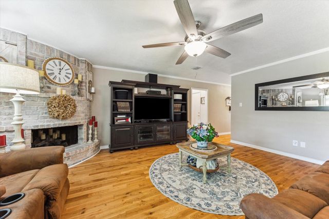 1926 Meadow Creek Drive, Pearland, TX 77581