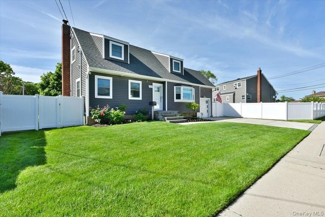 383 Violet Street, Massapequa Park, NY 11762
