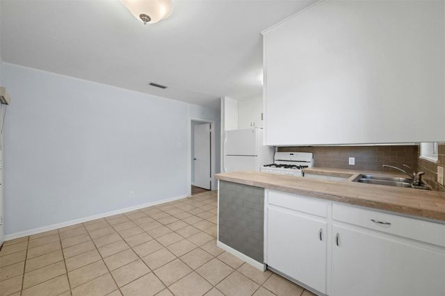 3713 Menchaca RD A, Austin, TX 78704