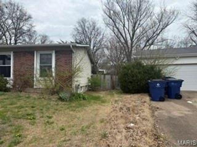 11632 Las Ladera Drive, Florissant, MO 63033