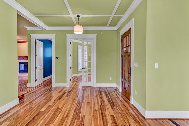 6060 Roycroft DR, Roanoke, VA 24018