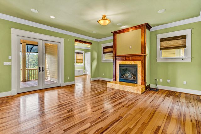 6060 Roycroft DR, Roanoke, VA 24018